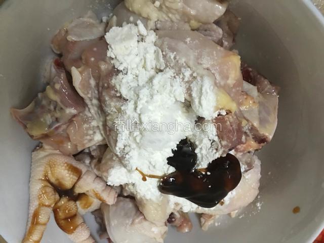 加入玉米淀粉，耗油，还有盐搅拌均匀，腌制入味。