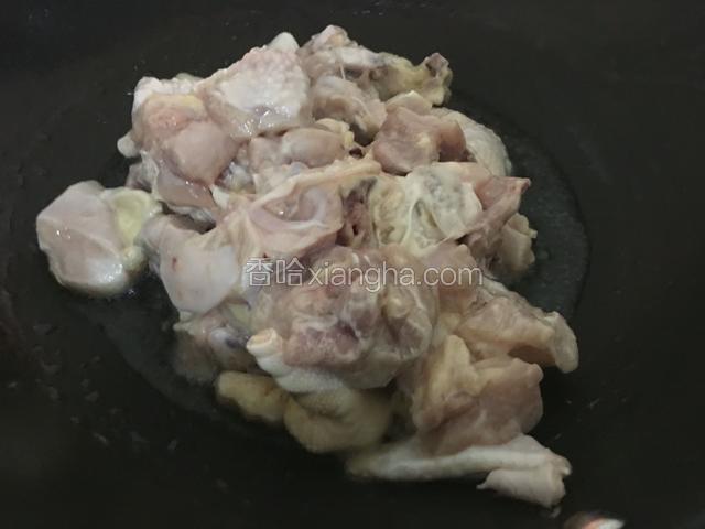 锅中入油倒入腌制好的鸡肉