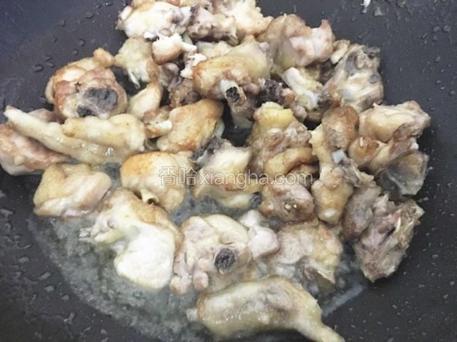 大火不停的翻炒爆香，由于加了配料不用再加了。