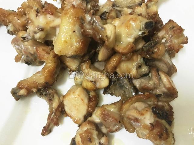 炒至鸡肉熟透与变成金黄色后盛出，多余的油继续留在锅中为下一道工序做准备。
