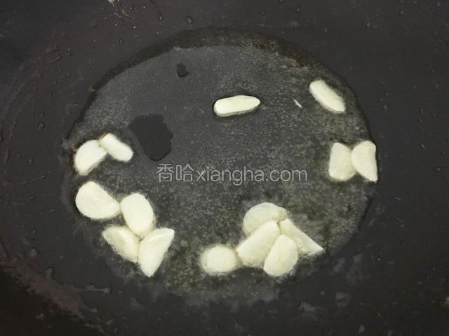 转小火锅中放入蒜片爆香