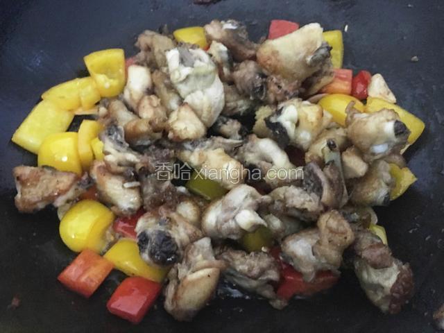 再把鸡肉倒入锅中，转中火翻炒均匀。