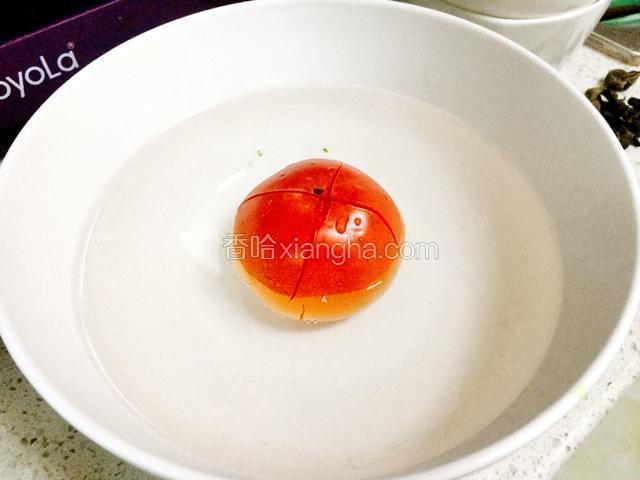 西红柿打十字刀浸泡在开水里去皮