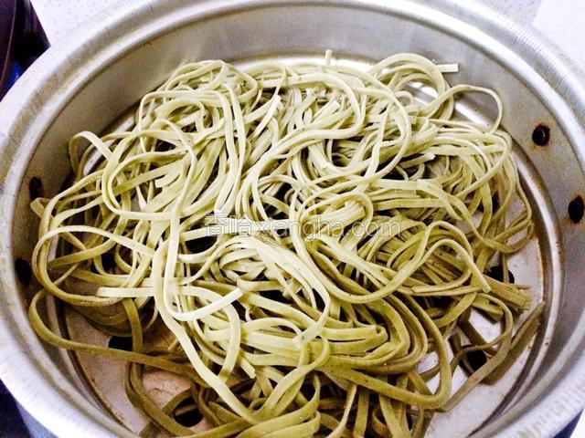 面条上锅蒸十多分钟，用油拌一下防止粘连