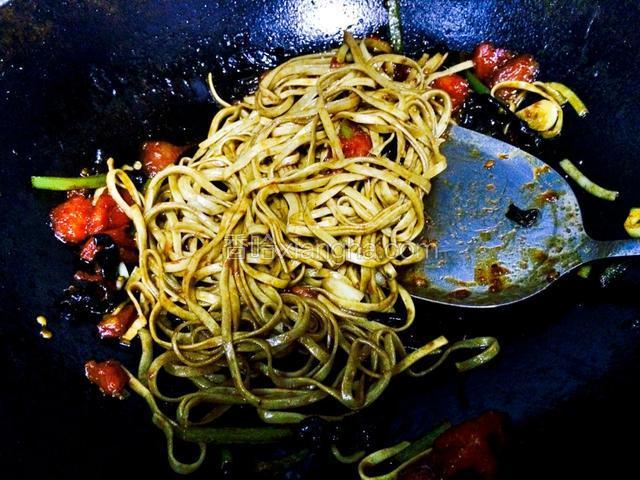 炒均匀上色后出锅
