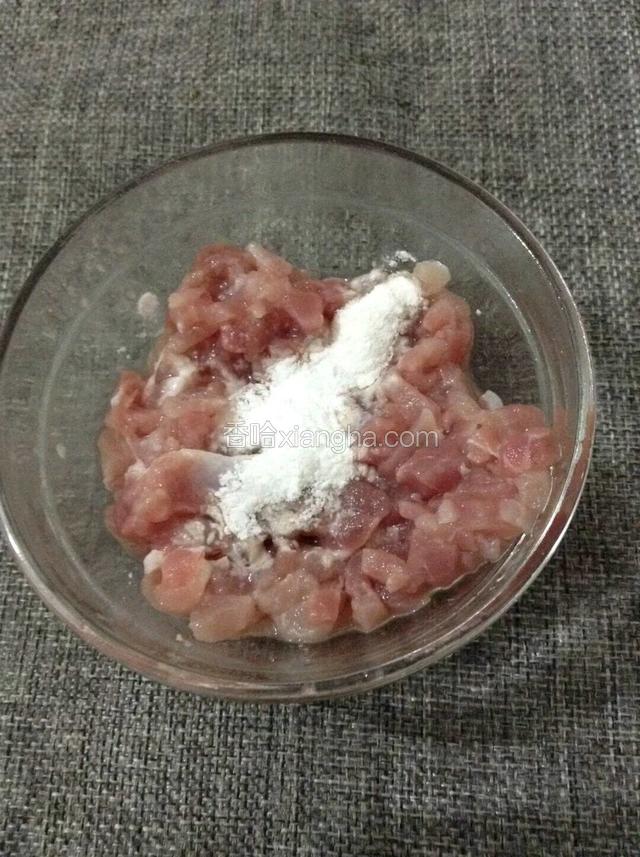 瘦肉剁成末加生粉料酒捏上劲。