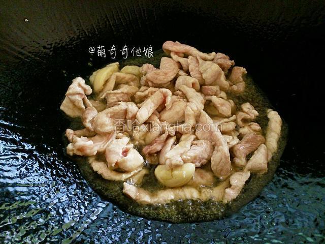 热锅倒油下猪肉和大蒜，大火炒至微黄时加入花椒粒和干辣椒翻炒片刻，调入少许盐。
因为大头菜有盐味，猪肉是白味的，所以下点点盐在猪肉里。