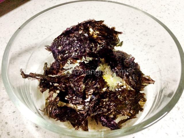 把紫菜撕开，加适量的盐和两滴香油。