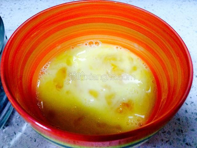 鸡蛋加料酒打散备用