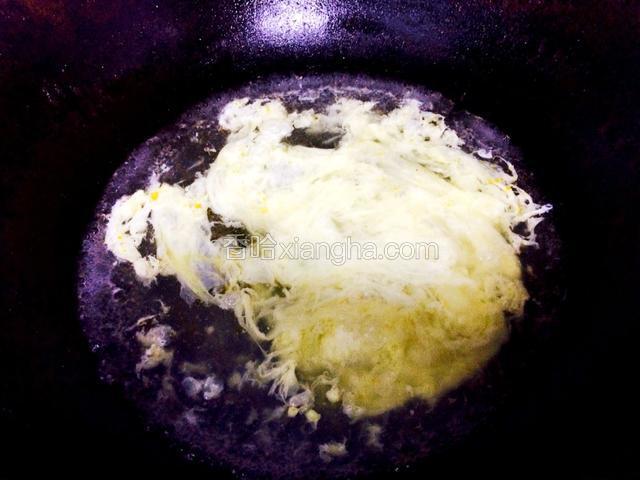 锅内烧水，开了之后搅拌着把蛋液倒进锅里，用筷子一搅