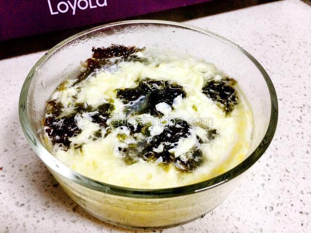 倒在碗里即可，可以加香菜虾米之类的