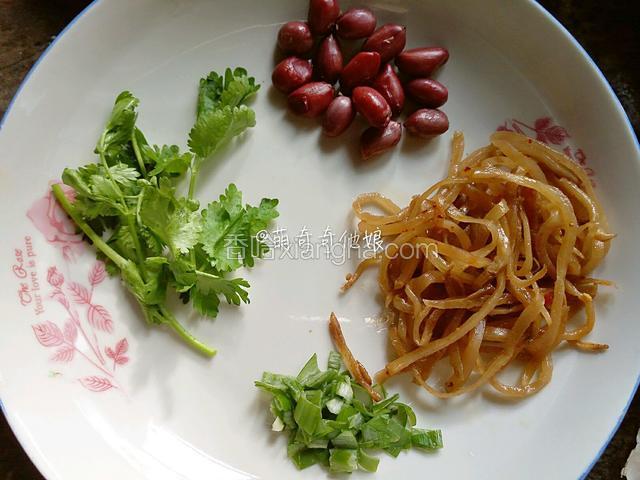 生花生米用少许油炒熟炒香晾凉，香菜切段，葱切花，大头菜少许。

我这个是炒熟的大头菜丝，就直接用了，如果是生的就剁小点成小颗粒。