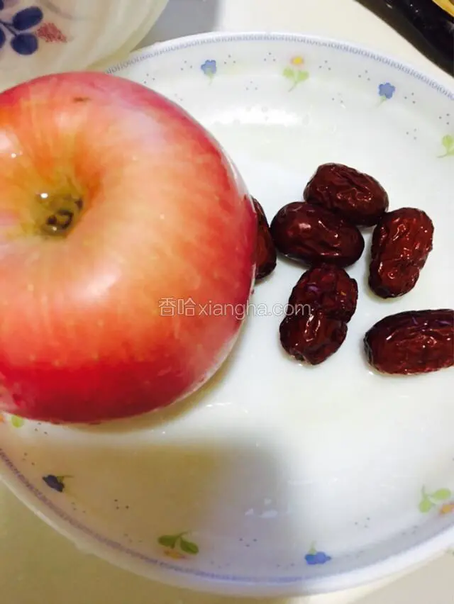 准备一个大苹果和6粒红枣