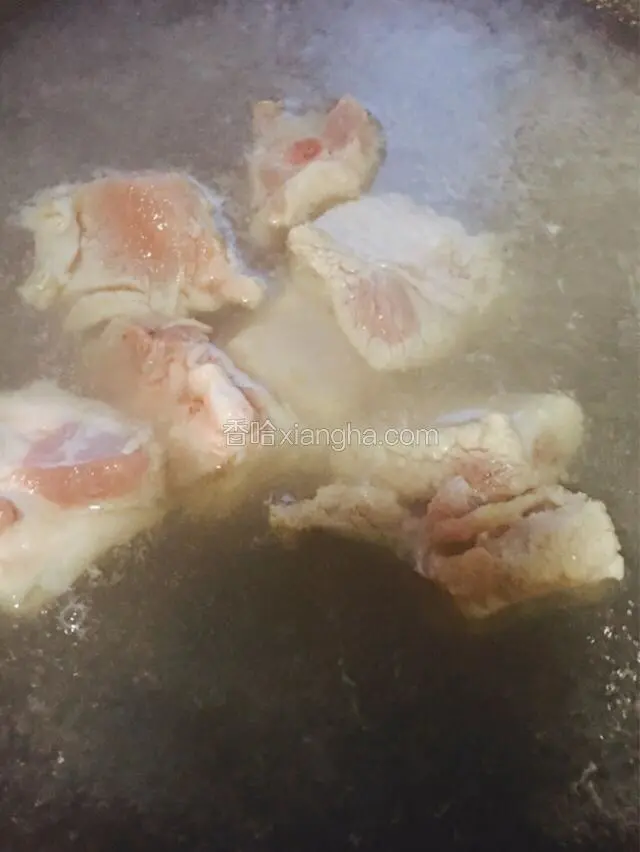 锅烧开水，加两片姜，把排骨去血水
