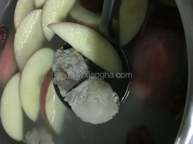 锅烧开水，放入排骨煮25分钟后加入苹果和红枣煮20分钟