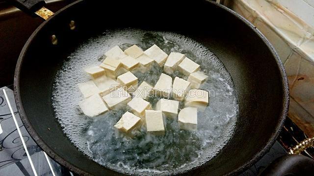 豆腐切成小块放入沸水焯一下！