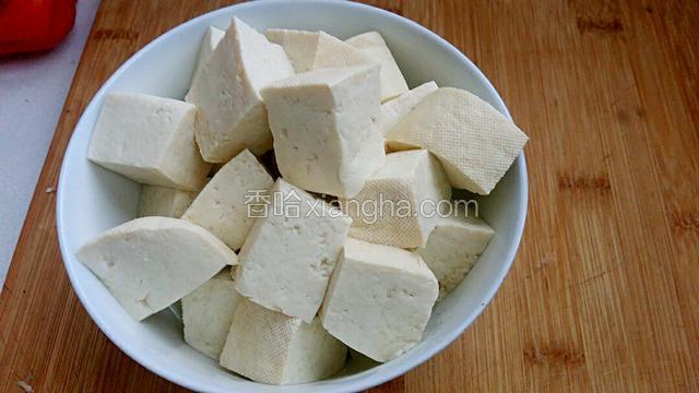 捞出沥干水分备用。