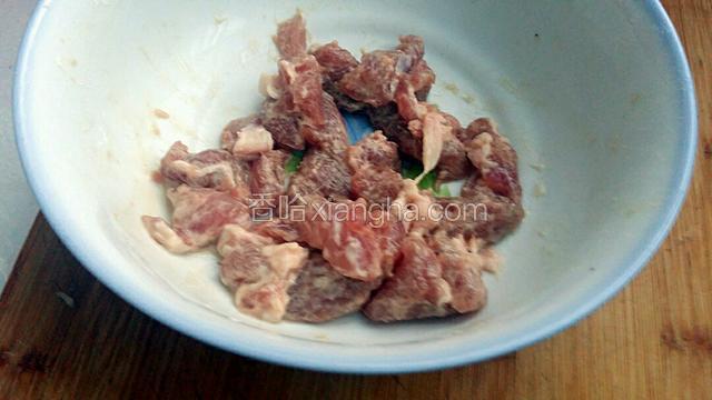 里脊肉切成薄片，倒点料酒和淀粉拌匀腌制一会儿。