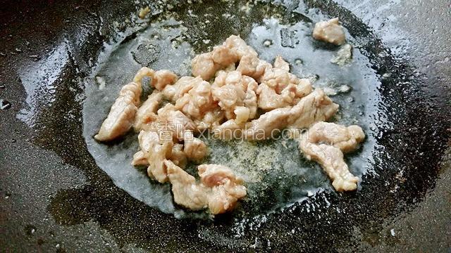 锅里放油烧热下里脊肉炒七层熟，放五香面炒匀。