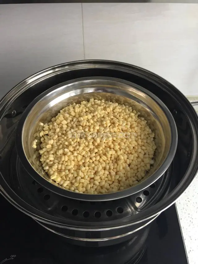 蒸锅烧水将绿豆蒸至25分钟。