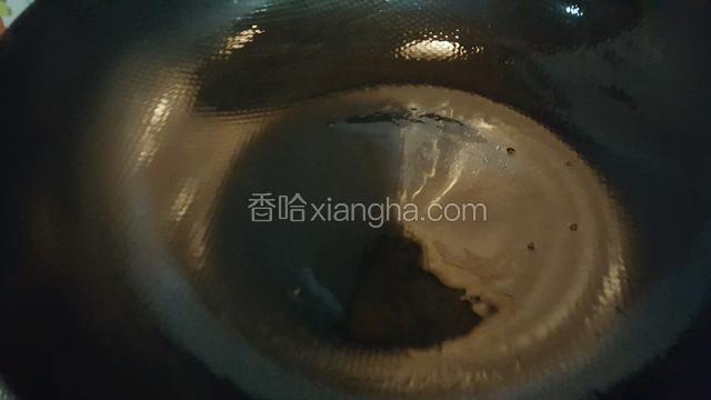 锅中用刷子涂满一层薄薄的油！