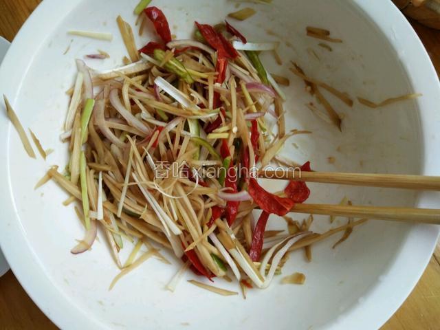 在最后淋香油稍微拌匀后装碗