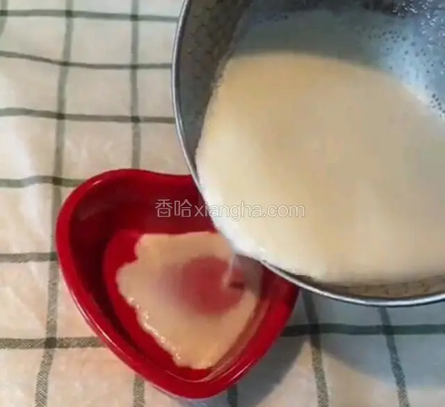    把牛奶倒入锅里起小泡泡即可，不要煮开    倒入容器里放凉       