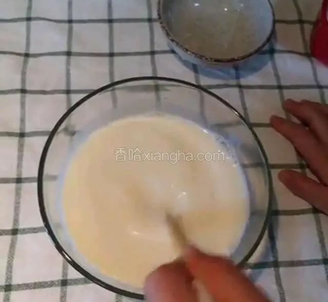 加入白糖，蛋清，搅匀   