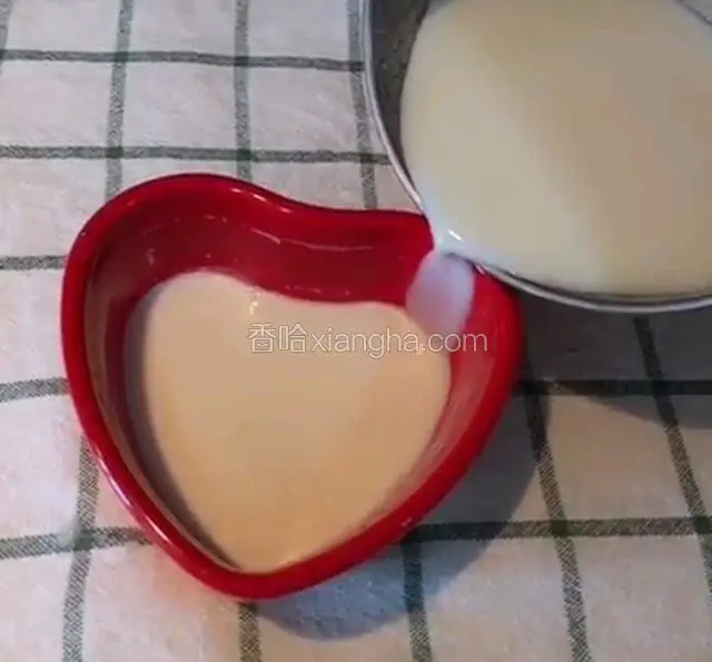 倒进模具里    