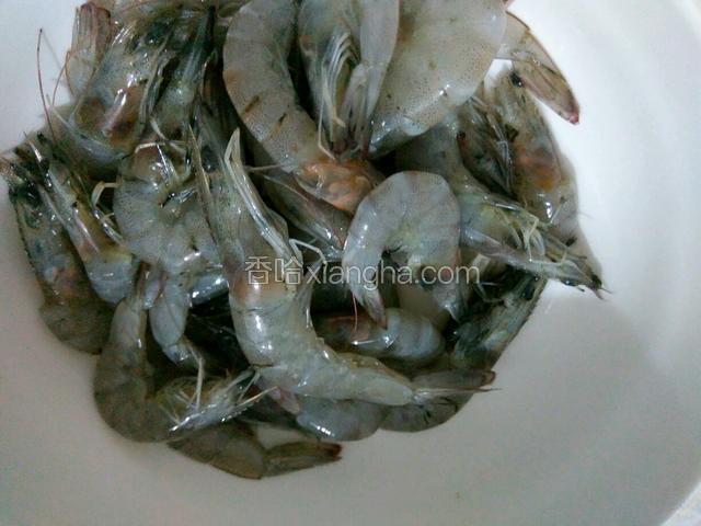 准备虾洗干净，去壳和虾线