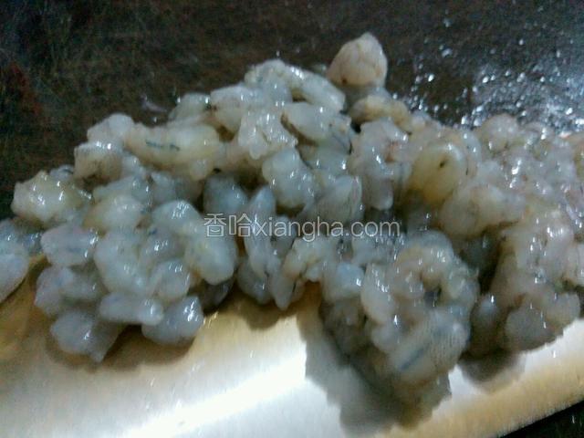 把虾剁碎（我喜欢有嚼劲就没剁那么碎）