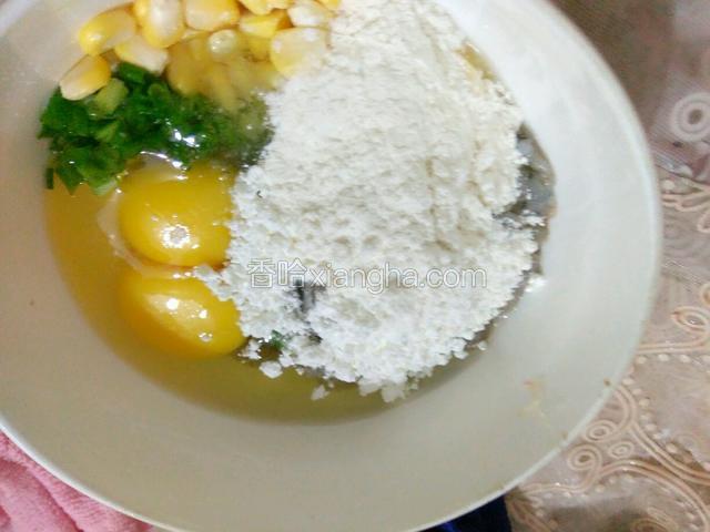 再放鸡蛋和面粉，生粉