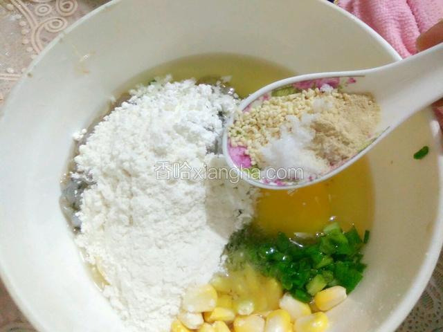 加入适量的盐，鸡精，胡椒粉