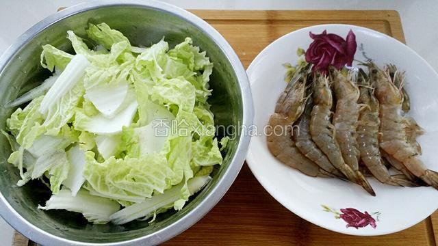 白菜洗净撕成小片，把大虾后背剪开挑出虾线。