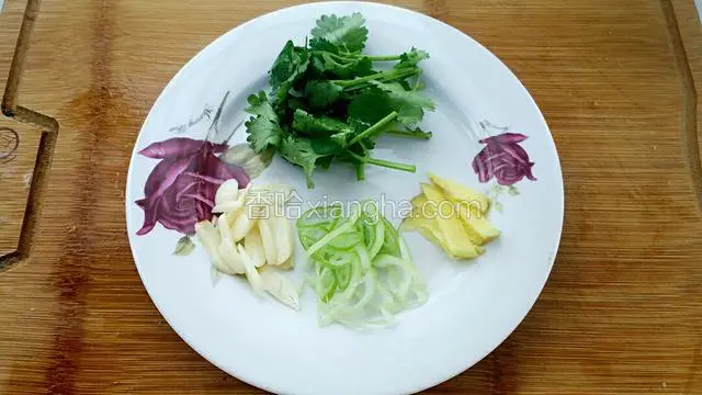 大蒜和姜切小片，切葱花和香菜段。