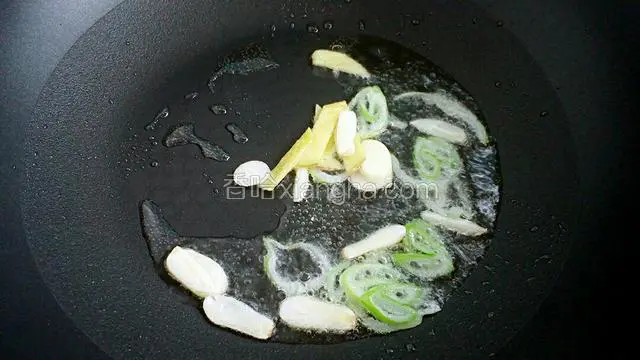 锅中放适量油烧至五成热，放入葱姜蒜爆香。