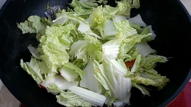放入白菜小火炒熟。