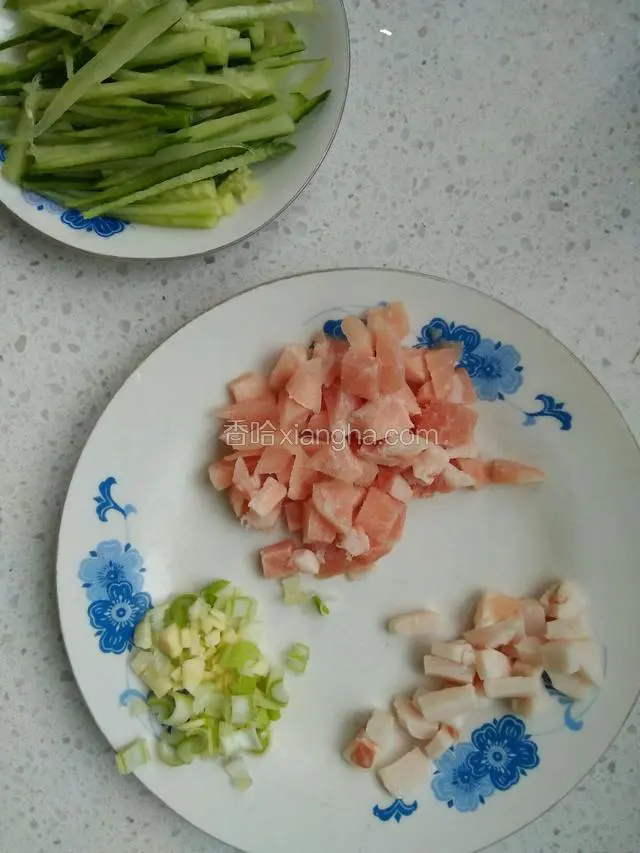 黄瓜切丝，猪肉切小丁，肥瘦分开，葱姜切碎