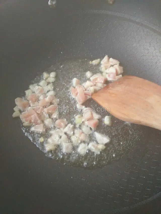 油脂变得透明时加入瘦肉丁