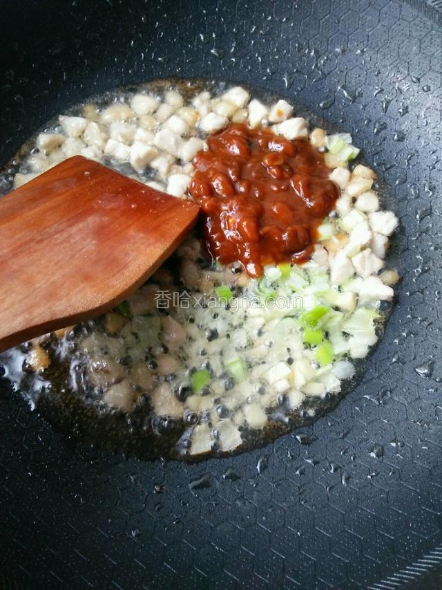 翻炒到变色，加入葱姜沫，和一大勺黄豆酱