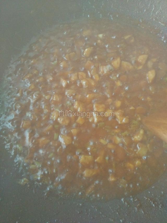翻炒至油和酱完全融合，加入老抽，白糖和适量水，煮开后转小火慢慢熬煮