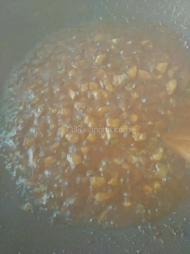 翻炒至油和酱完全融合，加入老抽，白糖和适量水，煮开后转小火慢慢熬煮
