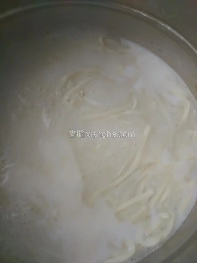 煮酱时烧开水，煮熟面条