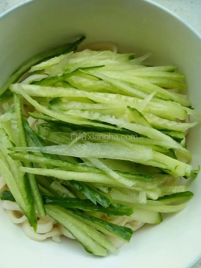 面条捞出，铺上黄瓜丝