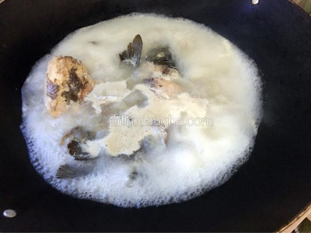 加入一大碗水