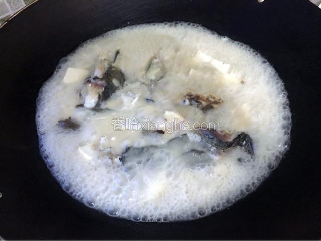 继续煮7-8分钟左右，放入适量的盐和鸡精调味