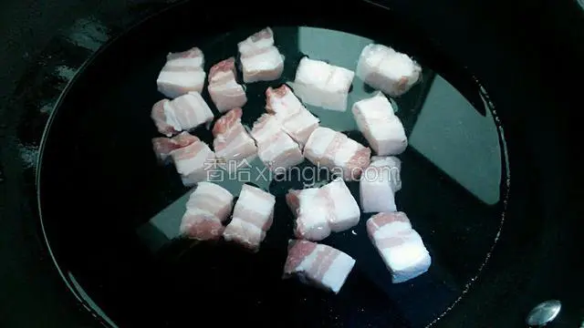 冷水下锅煮开后捞出过凉水，沥干水分备用。