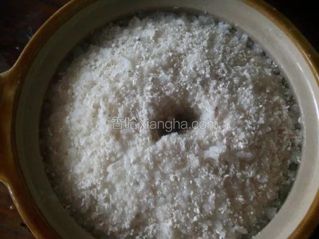 将留下的酒药均匀撒在面上和洞的侧面。