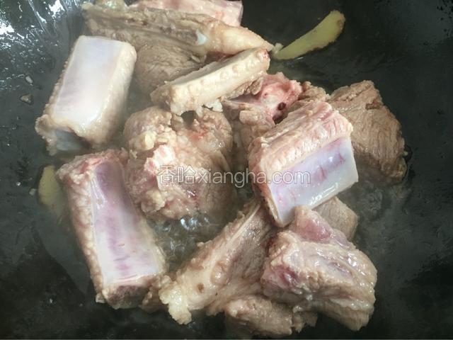 热锅冷油，油热加入姜片排骨翻炒