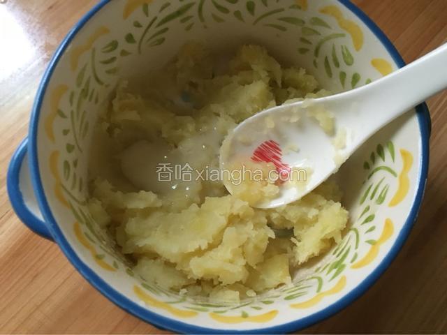 加入适量盐蜂蜜和炼乳搅拌均匀